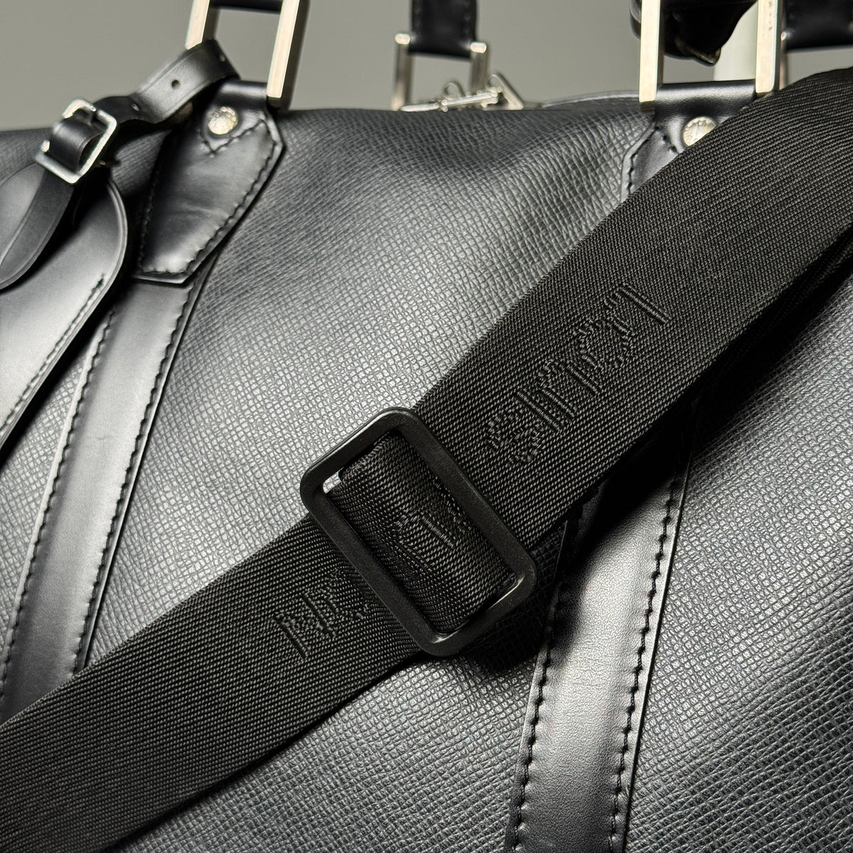Louis Vuitton Kendall PM Reisetasche Taiga Gris Ardoise, 2000
